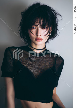 黒の透け感と強い視線 ─ ストリートモードを纏うポートレート 129605872