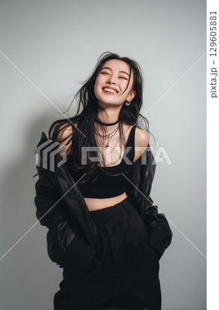 自由な笑顔と黒の個性 ─ ストリート感あふれるZ世代ポートレート 自由な笑顔と黒の個性 ─ ストリート感あふれるZ世代ポートレート 129605881