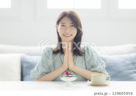 ケーキを食べる若い女性　 129605959