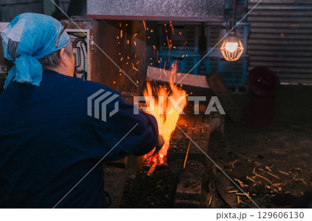 日本独自の鍛錬方法で作られる日本刀を鍛えている鍛冶屋の職人を撮影 日本独自の鍛錬方法で作られる日本刀を鍛えている鍛冶屋の職人を撮影 129606130