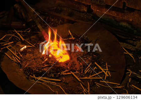 日本独自の鍛錬方法で作られる日本刀を鍛えている鍛冶屋の職人を撮影 129606134