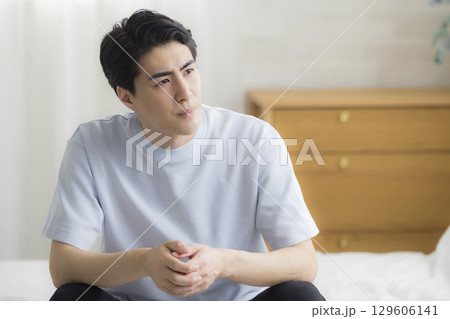 起床する若い男性 129606141
