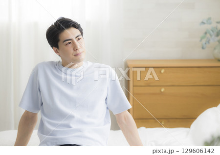 起床する若い男性 129606142