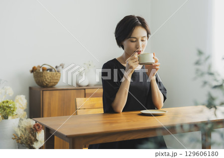 カフェでくつろぐ若い女性 129606180