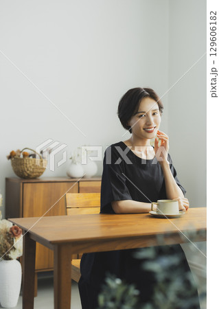 カフェでくつろぐ若い女性 129606182