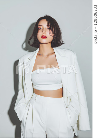白いセットアップで魅せる洗練された女性 ─ クール＆モダンなポートレート 129606233