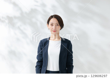 笑顔のミドル女性 笑顔のミドル女性 129606297