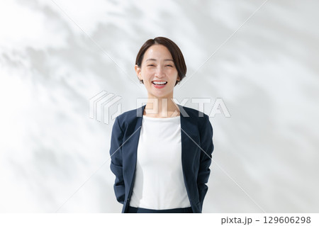 笑顔のミドル女性 笑顔のミドル女性 129606298