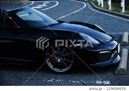 ツヤツヤの黒いオープンカー　 129606650