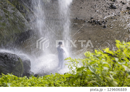 滝行前をする白衣姿の女性 129606889