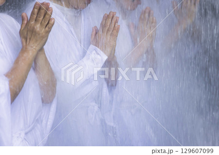 滝行前をする白衣姿の中高年女性 129607099