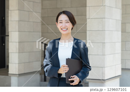 ファイルを持ったビジネスウーマン 129607101