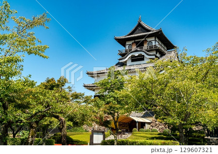快晴の青空をバックにした犬山城 129607321