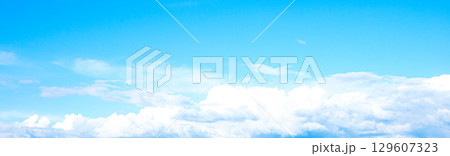 爽やかな青空と雲のシンプルな風景 爽やかな青空と雲のシンプルな風景 129607323
