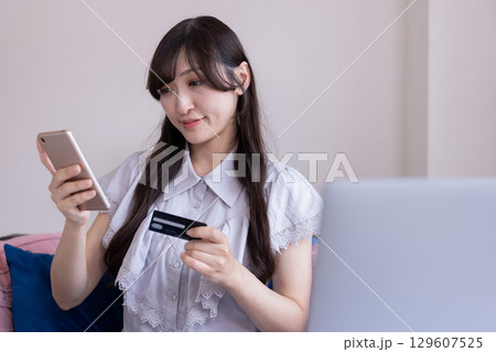 スマホでオンラインショッピングをする日本人女性 129607525