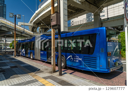 横浜駅に停車中の大型バス 129607777