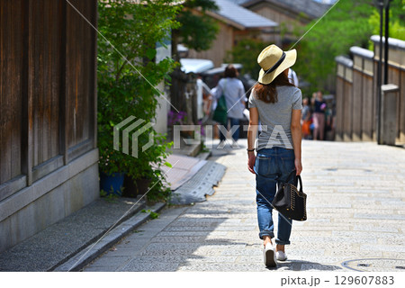 夏の京都を旅する麦わら帽子の女性 129607883