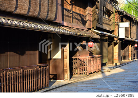 夕日に照らされる京町家 129607889
