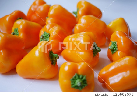 黄色のミニパプリカ202804 129608079