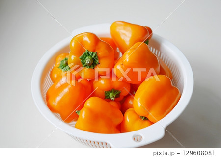 黄色のミニパプリカ202806 129608081