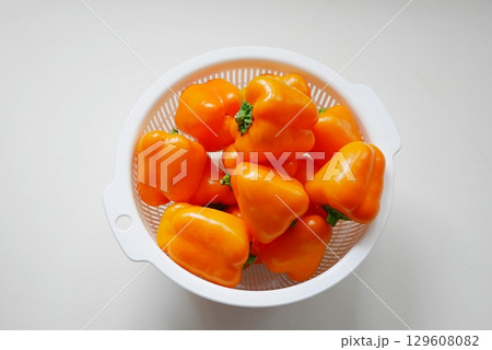 黄色のミニパプリカ202807 129608082