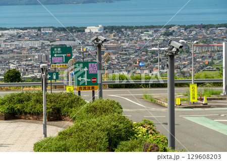 サービスエリア駐車場出口の標識 サービスエリア駐車場出口の標識 129608203