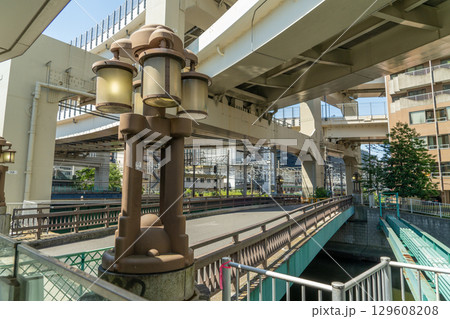 横浜駅前首都高速下の橋 129608208