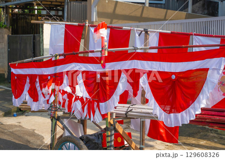 インドネシア独立記念日を祝う赤白の旗を売る屋台(移動販売) 129608326
