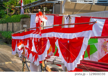 インドネシア独立記念日を祝う赤白の旗を売る屋台(移動販売) 129608330