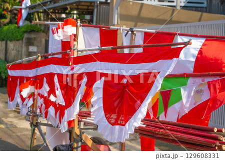 インドネシア独立記念日を祝う赤白の旗を売る屋台(移動販売) 129608331