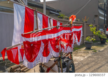 インドネシア独立記念日を祝う赤白の旗を売る屋台(移動販売) 129608337