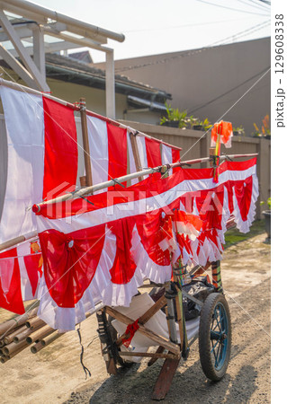 インドネシア独立記念日を祝う赤白の旗を売る屋台(移動販売) 129608338