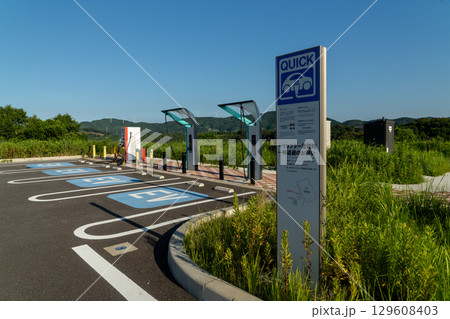 高速道路サービスエリアEVステーションの標識 129608403