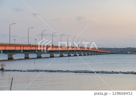 茨城 夕暮れの霞ヶ浦大橋 茨城 夕暮れの霞ヶ浦大橋 129608452