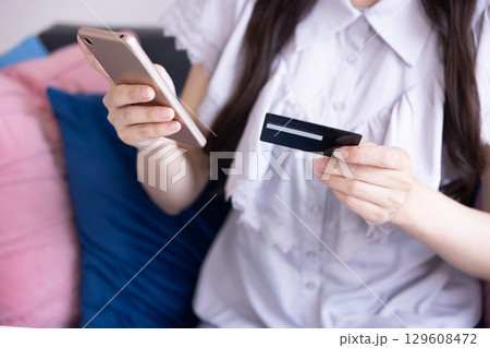 スマホでオンラインショッピングをする日本人女性の手元 スマホでオンラインショッピングをする日本人女性の手元 129608472