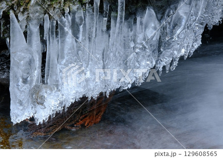るり渓双龍淵の滝口の氷柱 129608565