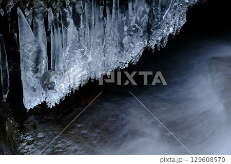 るり渓双龍淵の滝口の氷柱 129608570
