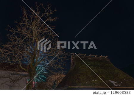 京都府南丹市美山町冬花火のかやぶきの里の撮影したもの 129608588