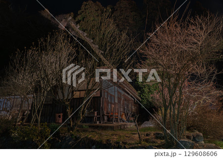 京都府南丹市美山町冬花火のかやぶきの里の撮影したもの 129608606