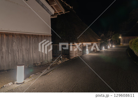 京都府南丹市美山町冬花火のかやぶきの里の撮影したもの 129608611