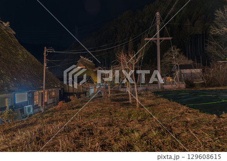 京都府南丹市美山町冬花火のかやぶきの里の撮影したもの 129608615