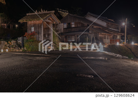 京都府南丹市美山町冬花火のかやぶきの里の撮影したもの 129608624