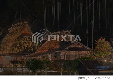 京都府南丹市美山町冬花火のかやぶきの里の撮影したもの 京都府南丹市美山町冬花火のかやぶきの里の撮影したもの 129608628
