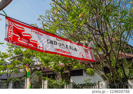 インドネシア独立記念日を祝う横断幕が飾られた街並み インドネシア独立記念日を祝う横断幕が飾られた街並み 129608786
