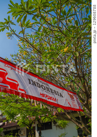 インドネシア独立記念日を祝う横断幕が飾られた街並み インドネシア独立記念日を祝う横断幕が飾られた街並み 129608788
