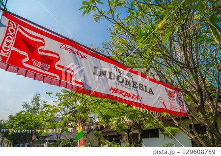 インドネシア独立記念日を祝う横断幕が飾られた街並み インドネシア独立記念日を祝う横断幕が飾られた街並み 129608789