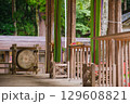 神社の祭壇　ご祈祷所　鈴払い 129608821
