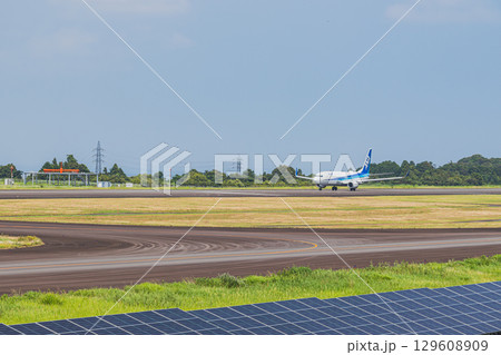 牧之原市の富士山静岡空港の滑走路を走行する飛行機(静岡県) 129608909