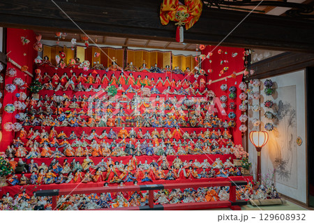 京都府綾部市の東光院の可愛いひな人形を撮影したもの 129608932