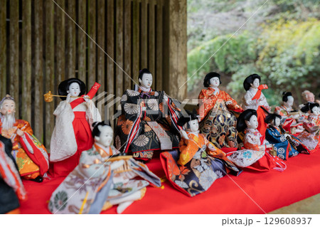 京都府綾部市の東光院の可愛いひな人形を撮影したもの 129608937